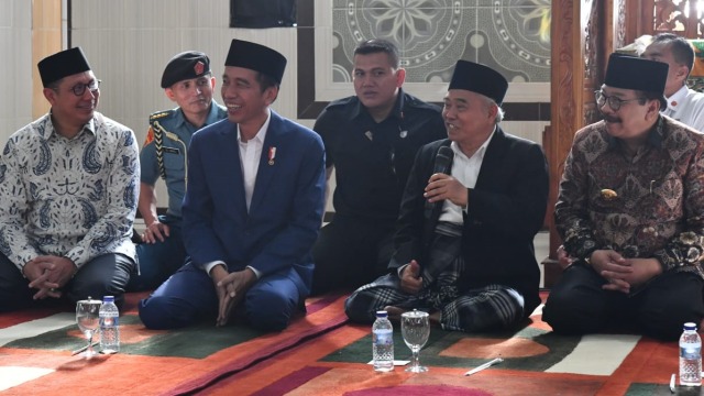 Presiden Joko Widodo (kedua kiri) di Pondok Pesantren Amanatul Ummah di Kabupaten Mojokerto, Jawa Timur, Kamis (6/9). (Foto: Laily Rachev - Biro Pers Setpres)