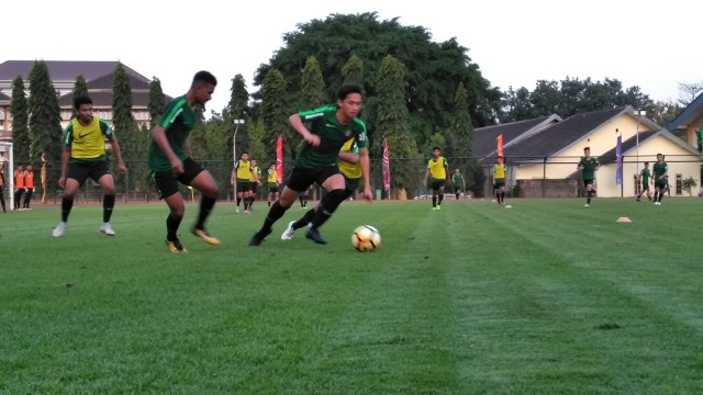 Timnas U-19 berlatih di Lapangan UNY, Kamis (6/9) (Foto: Arfiansyah Panji Purnandaru/kumparan)