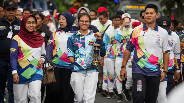 Pawai obor Asian Para Games 2018. (Foto:  ANTARA FOTO/Mohammad Ayudha/ama/18.)