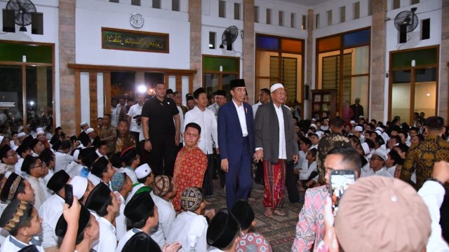 Jokowi mengunjungi Pondok Pesantren Progresif Bumi Shalawat, Sidoarjo. (Foto: Dok. Biro Pers Setpres)