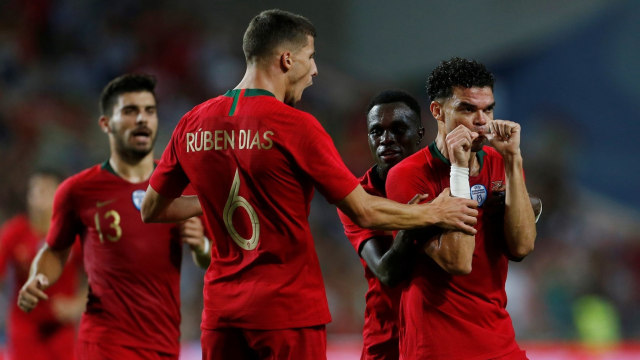 Bek Portugal, Pepe, merayakan gol yang dicetaknya ke gawang Kroasia. (Foto: Reuters/Pedro Nunes)