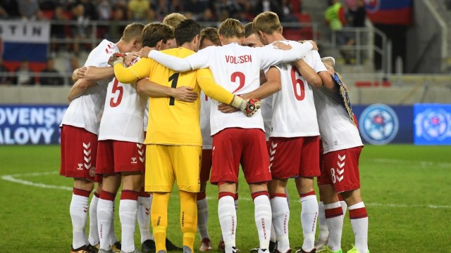 Timnas Denmark yang berisikan pemain-pemain futsal dan amatir. (Foto: Reuters/Radoslav Stoklasa)