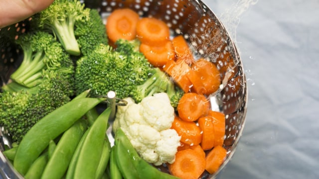 Potongan sayuran kukus untuk MPASI atau camilan bayi (Foto: Pixabay)
