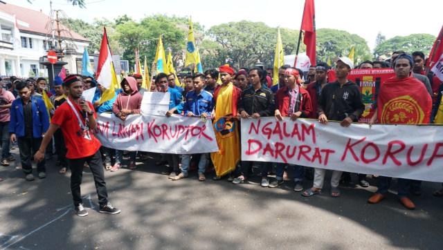 Aksi demonstrasi mahasiswa di depan kantor DPRD Kota Malang, Jumat (7/9). (Foto: Nugroho Sejati/kumparan)