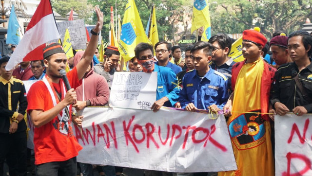 Aksi demonstrasi mahasiswa di depan kantor DPRD Kota Malang, Jumat (7/9). (Foto: Nugroho Sejati/kumparan)
