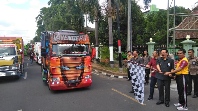 Truk modifikasi saat Jogjakarta Truck Festival 2018 di Jogja Expo Center (JEC) dengan start di Kantor Walikota Yogyakarta, Jumat  (07/09/2018). (Foto: Arfiansyah Panji Purnandaru/kumparan)