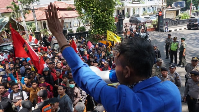 Ratusan mahasiswa melakukan aksi demonstrasi di depan kantor DPRD Kota Malang, Jumat (7/9). (Foto: Nugroho Sejati)