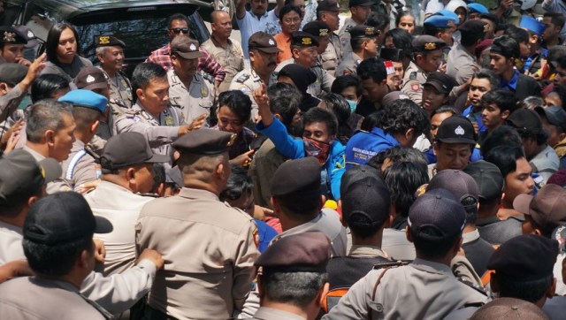 Ratusan mahasiswa melakukan aksi demonstrasi di depan kantor DPRD Kota Malang, Jumat (7/9). (Foto: Nugroho Sejati)