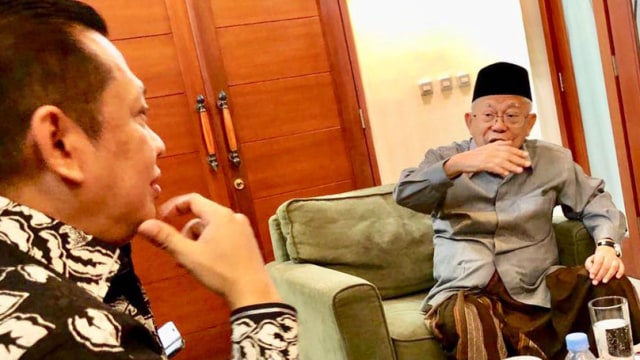 Ketua DPR, Bambang Soesatyo (kiri) berbincang dengan bakal calon wakil presiden Ma'ruf Amin. (Foto: Dok. Bamsoet)