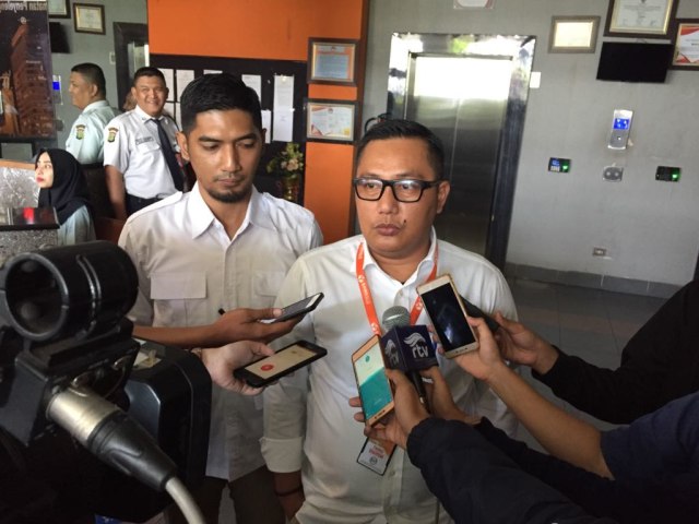 Pengacara M. Taufik laporkan KPU ke DKPP, Jakarta, Jumat (7/9). (Foto: Paulina Herasmaranindar/kumparan)