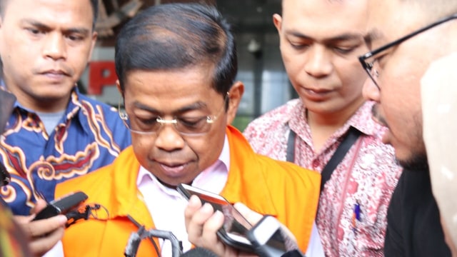 Mantan Menteri Sosial RI, Idrus Marham usai diperiksa penyidik KPK terkait kasus dugaan suap PLTU Riau-1, Jumat (7/9/2018). (Foto: Eny Immanuella Gloria)