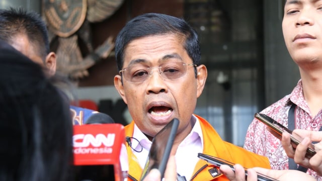 Mantan Menteri Sosial RI, Idrus Marham usai diperiksa penyidik KPK terkait kasus dugaan suap PLTU Riau-1, Jumat (7/9/2018). (Foto: Eny Immanuella Gloria)