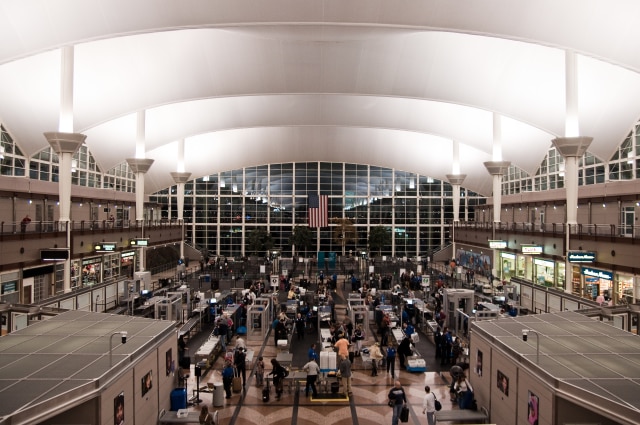 Situasi di Konter Keamanan Bandara (Foto: Flickr / Pouya)