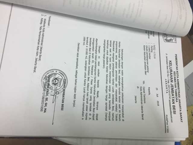 Surat terkahir kelurahan jembatan besi kepada Camat Tambora perihal kondisi kelurahan, Jumat (7/9/18). (Foto: Yuana Fatwallah/kumparan)