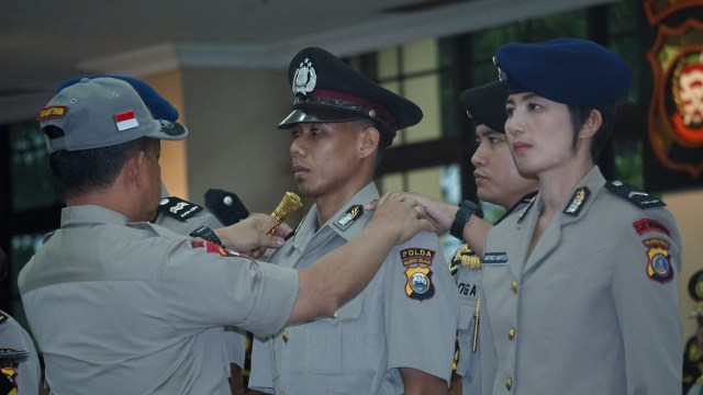 Tito Karnavian memberikan penghargaan kepada anggota yang berprestasi di Mabes Polri, Jakarta, Jumat (7/9). (Foto: Jamal Ramadhan/kumparan)