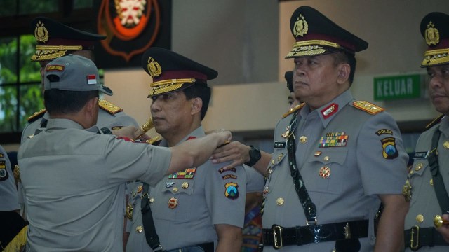 Kaplori Tito Karnavian memberikan penghargaan kepada anggota kepolisian yang berprestasi di Mabes Polri, Jakarta (7/9). (Foto: Jamal Ramadhan/kumparan)