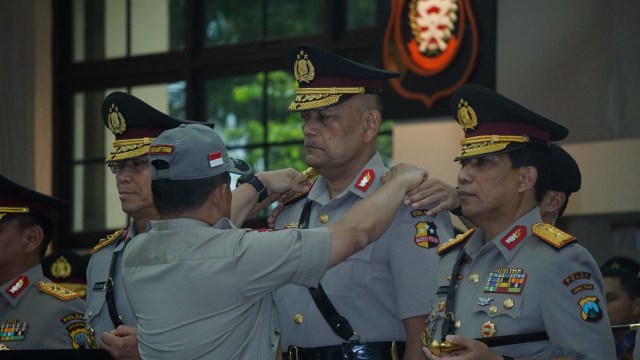 Kaplori Tito Karnavian memberikan penghargaan kepada anggota kepolisian yang berprestasi di Mabes Polri, Jakarta (7/9). (Foto: Jamal Ramadhan/kumparan)