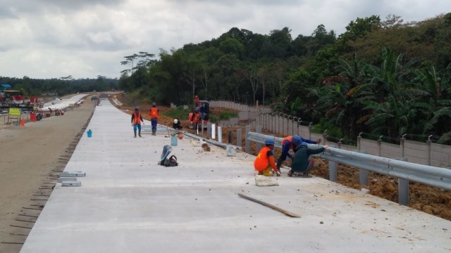 Sejumlah pekerja mengerjakan proyek pembangunan Tol Balikpapan-Samarinda, Kalimantan Timur, Jumat (07/09/2018). (Foto: Resya Firmansyah/kumparan)
