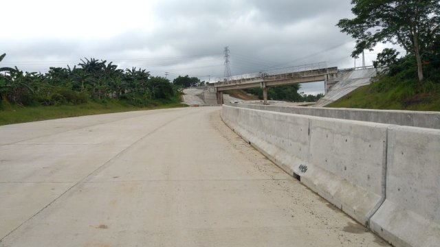Kondisi pembangunan Tol Balikpapan-Samarinda, Kalimantan Timur, Jumat (07/09/2018). (Foto: Resya Firmansyah/kumparan)