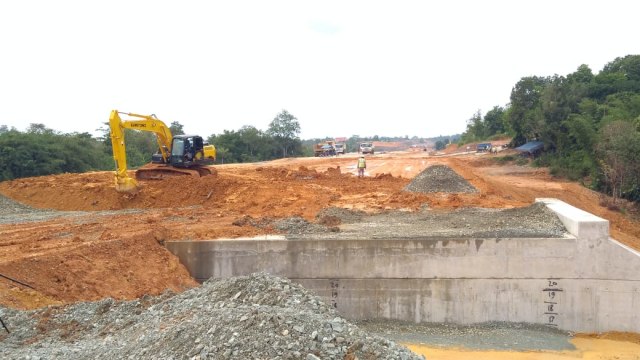 Pembangunan Tol Balikpapan-Samarinda, Kalimantan Timur, Jumat (07/09/2018). (Foto: Resya Firmansyah/kumparan)