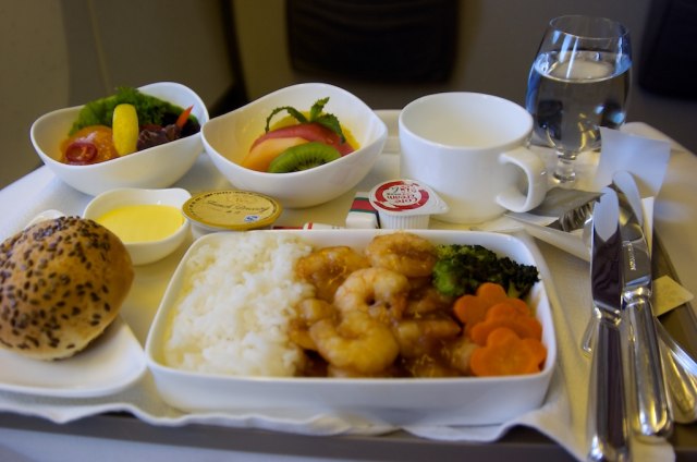 Makanan di pesawat (Foto: Flickr/EmilB)