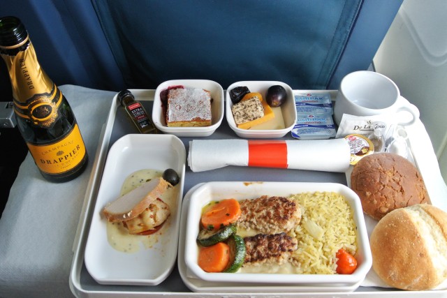 Makanan di pesawat (Foto: Flickr/Patrick Smith)
