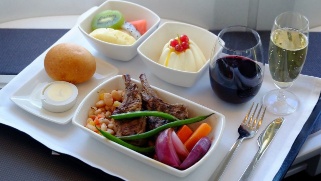 Makanan di pesawat (Foto: Flickr/Matt@TWN)