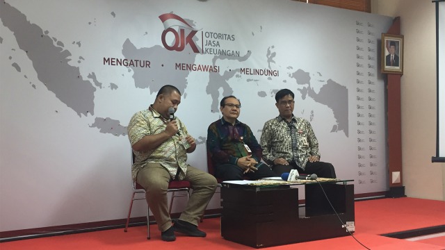Ketua Satgas Waspada Investasi, Tongam Lumban Tobing (tengah) dan Direktur Pengaturan Perizinan dan Pengawasan Fintech Otoritas Jasa Keuangan, Hendrikus Passagi (kanan), Jumat (7/9). Foto: Selfy Sandra Momongan/kumparan