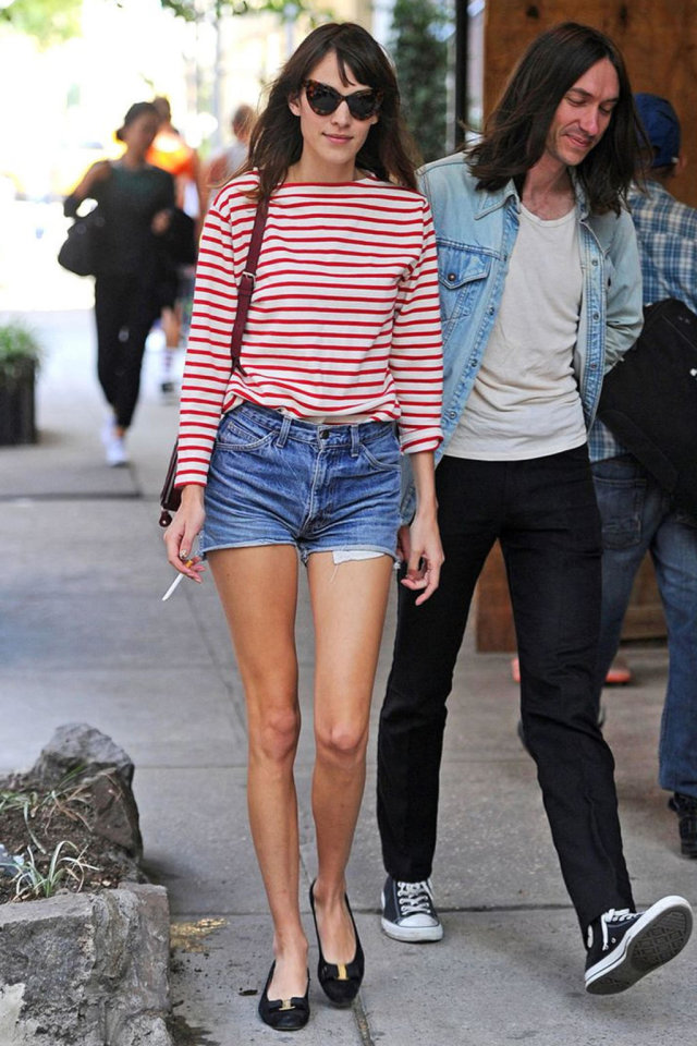 Pakai Denim yang Modis ala Alexa Chung 