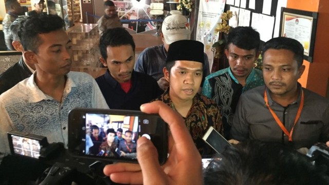 Lembaga Bantuan Hukum LBH dan Alisansi Masyarakat Sipil Untuk Indonesia Hebat (ALMISBAT) melaporkan Dua Komisioner Bawaslu ke DKPP. (Foto: Paulina Herasmaranindar/kumparan)