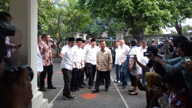 Jusuf Kalla turut hadir di Posko Cemara, Jumat (7/9/18). (Foto: Kevin/kumparan)