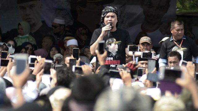Musisi Ahmad Dhani Prasetyo menyampaikan orasi saat acara deklarasi 2019 Prabowo Presiden di Bandar Lampung, Lampung, Jumat (7/9/2018). (Foto: RA FOTO/Ardiansyah)