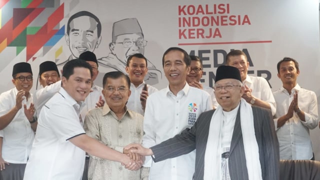 Presiden Jokowi mengumumkan nama Erick Thohir sebagai Ketua Tim Kampanye Nasional di Posko Cemara, Jumat (7/9/18). (Foto: Fanny Kusumawardhani/kumparan)