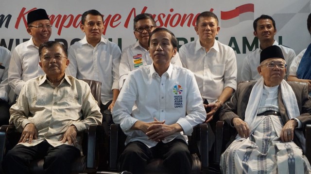 Presiden Jokowi (tengah), Jusuf Kalla (kiri), Ma'ruf Amin (kanan) mengumumkan nama Erick Thohir sebagai Ketua Tim Kampanye Nasional di Posko Cemara, Jumat (7/9/18). (Foto: Fanny Kusumawardhani/kumparan)