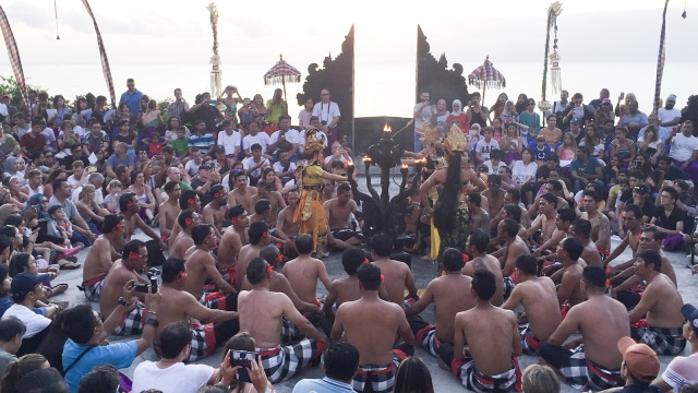 Keindahan budaya asli Bali yang dikemas dalam bentuk hiburan, yakni Tari Kecak serta pertunjukan sendratari Ramayana. Foto: Eka Nurjanah/kumparan