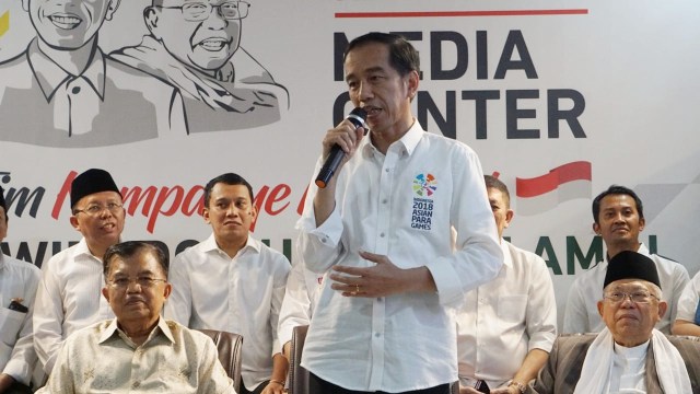 Presiden Jokowi mengumumkan nama Ketua Tim Kampanye Nasional di Posko Cemara, Jumat (7/9/18). (Foto: Fanny Kusumawardhani/kumparan)