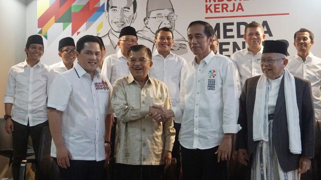 Presiden Jokowi berjabat tangan dengan Jusuf Kalla saat mengumumkan nama Ketua Tim Kampanye Nasional di Posko Cemara, Jumat (7/9/18). (Foto: Fanny Kusumawardhani/kumparan)