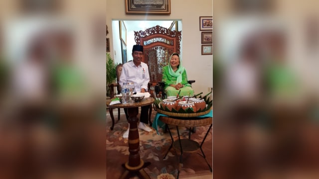 Jokowi makan bubur merah putih di rumah Gus Dur, Jumat (7/9/18). (Foto: Dok Istimewa)