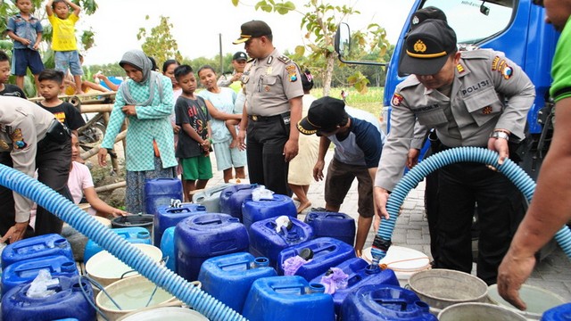 Lagi Polisi Di Bojonegoro Beri Bantuan Air Bersih Pada Warga Terdampak Kekeringan 3196