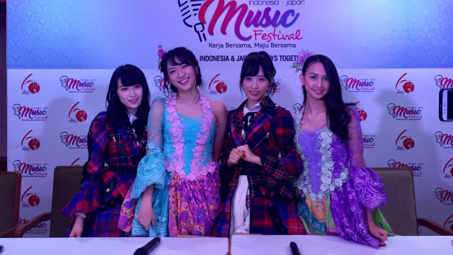 AKB48 dan JKT48 Kiri ke Kanan, Kawamoto Saya,
Shania Juanianatha, Oguri Yui,
Stephanie Pricilla. (Foto: Maria Gabrielle Putrinda/kumparan)