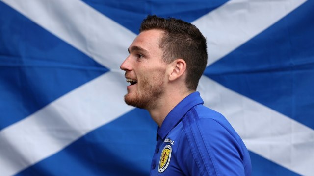 Pose Andrew Robertson saat ditetapkan menjadi kapten anyar Tim Nasional Skotlandia. (Foto: Reuters/Lee Smith)