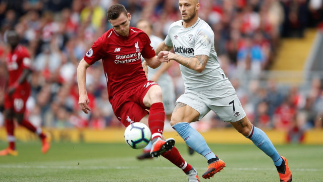 Andrew Robertson berlari menjauhi kejaran Marko Arnautovic pada laga Premier League antara Liverpool dan West Ham United. (Foto: Reuters/Carl Recine)