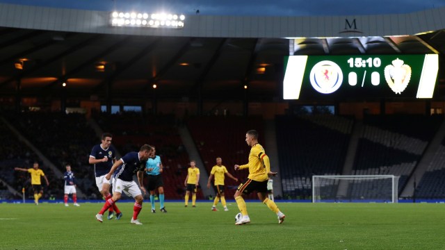 Eden Hazard (kanan) diadang dua pemain Skotlandia. (Foto: Action Images via Reuters/Lee Smith)