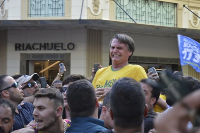 Jair Bolsonaro kesakitan setelah ditikam. (Foto: AP Photo/Raysa Leite)