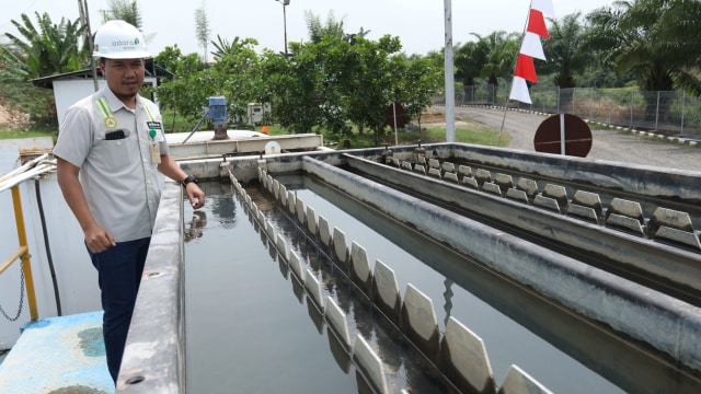 Salah satu pekerja menggunakan salah satu alat yang ada pada Water Treatment Park PT. Adaro (Foto: Iqbal Firdaus/kumparan)