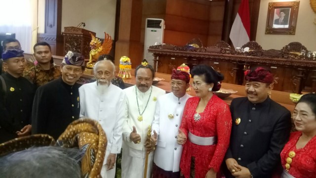 Gubernur dan Wakil Gubernur Bali Wayan Koster dan Tjokorda Oka Artha Ardhana Sukawatu usai sertijab di gedung DPRD Bali, Sabtu (8/9). (Foto: Cisilia Agustina Siahaan/kumparan)