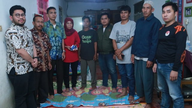 Pekerja Migran Indonesia dengan kondisi lebam kembali ke Indonesia dan bertemu keluarganya di Sukabumi. (Foto: Dok. Biro Humas Kemnaker RI)