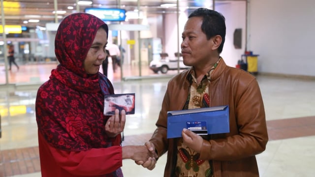 Pekerja Migran Indonesia dengan kondisi lebam kembali ke Indonesia dan bertemu keluarganya di Sukabumi. (Foto: Dok. Biro Humas Kemnaker RI)