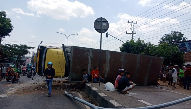 Terjadi Kecelakaan Truk dan Bus di Jalur Pantura Kota Tegal