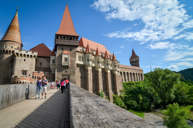 Wisatawan di Corvin Castle, Romania (Foto: Flickr / Remicade)